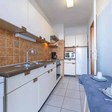 Flat With Frontal Sea Views And Parking 미들케르케